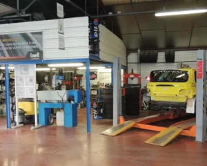 Carrosserie Gilhodes et Fils, située à Creissels près de Millau